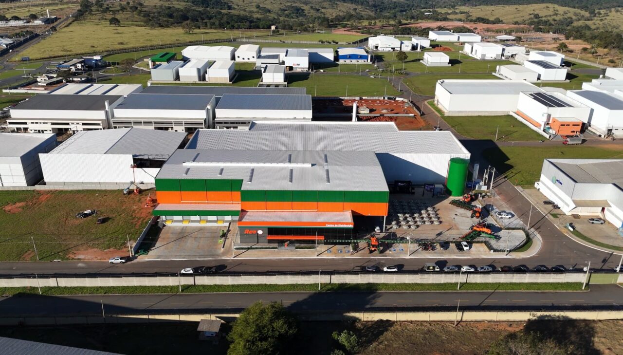 O Centro de Distribuição de Peças da Stara possui área construída de 3.504,95 m² e pé-direito de 15 metros